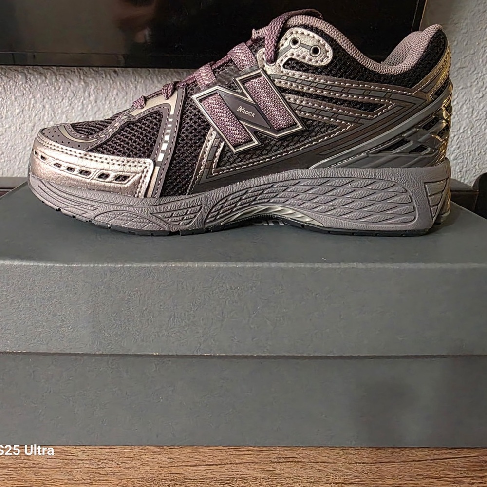 New Balance KIDS SIZE Black and Silver Athletic Shoes BRAND NEW IN BOX!